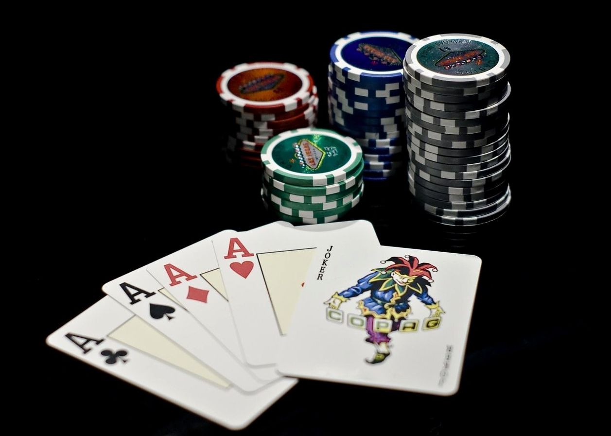 Pokerchips und Kartenspiel bei einem Rewardnbonus Event