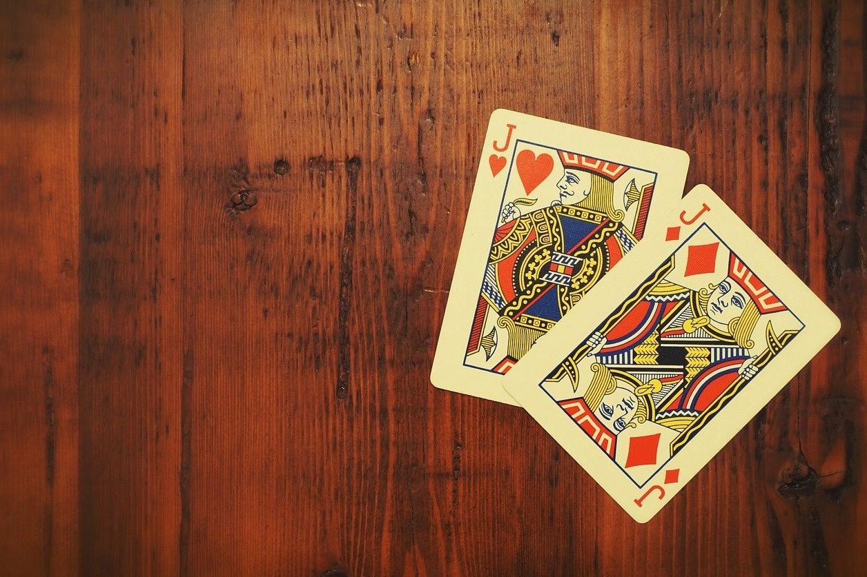 Spielkarten auf Holztisch