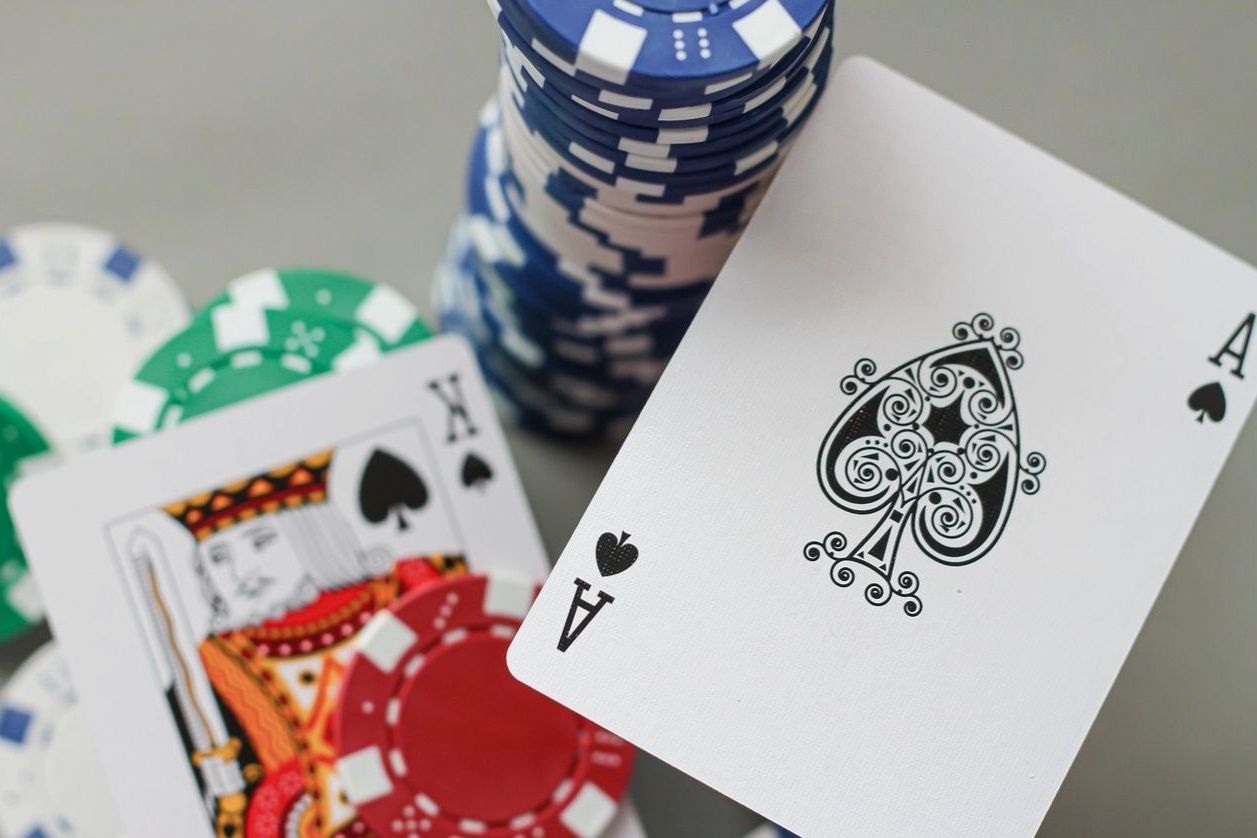 Pokerchips und Spielkarten Nahaufnahme