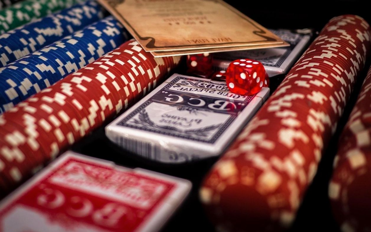 Würfel und Spielkarten im Detail